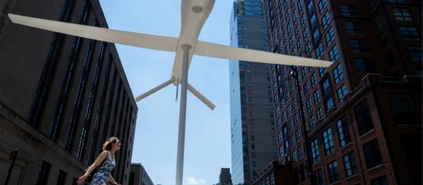 ΗΠΑ: Το τεράστιο λευκό γλυπτό που αναπαριστά drone στο κέντρο της Νέας Υόρκης φέρνει αναστάτωση στους πολίτες (φωτο)